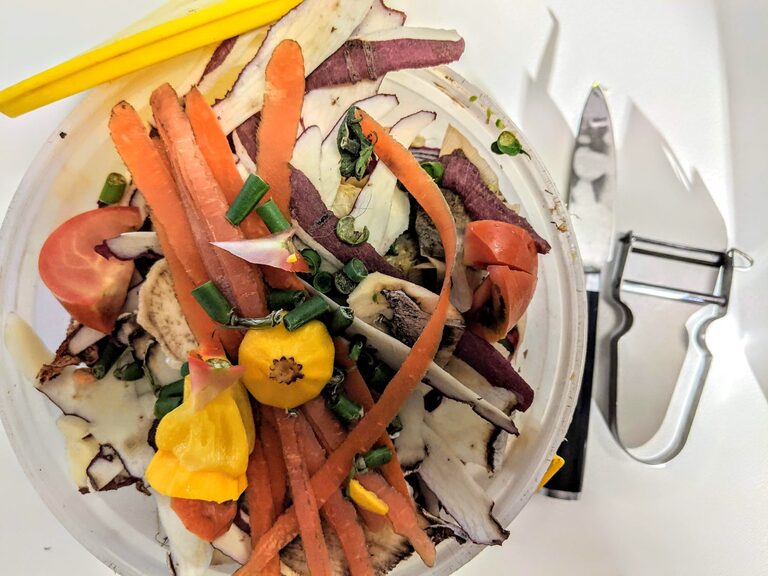 Kuchnia zero waste bez pośpiechu: pomysły na resztki warzyw